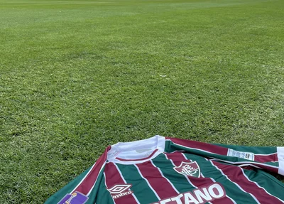 Mudanças já perceptíveis na camisa tricolor, com apenas dois patrocinadores