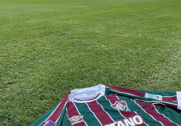 Mudanças já perceptíveis na camisa tricolor, com apenas dois patrocinadores