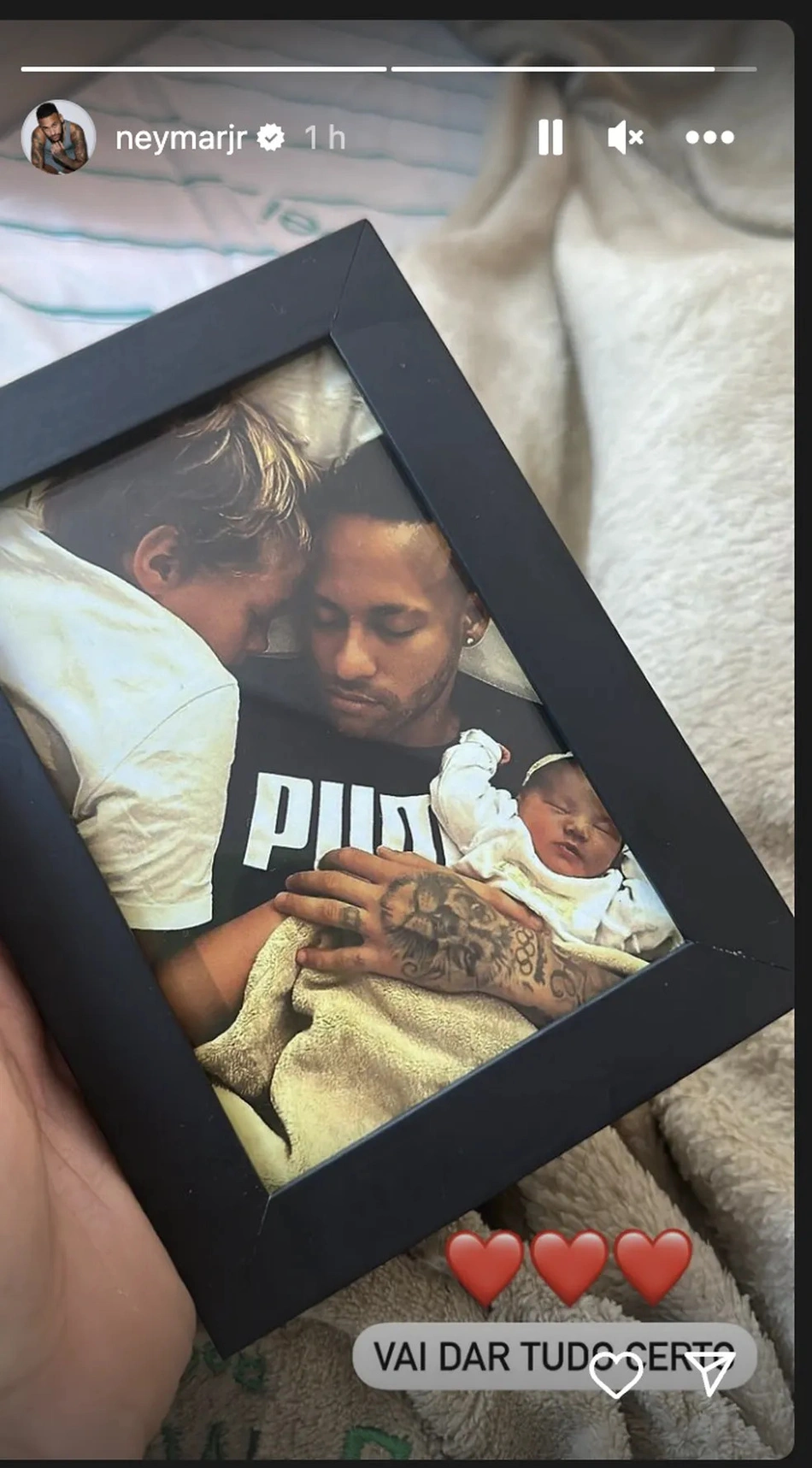 Neymar posta foto com os filhos momentos antes da cirurgia