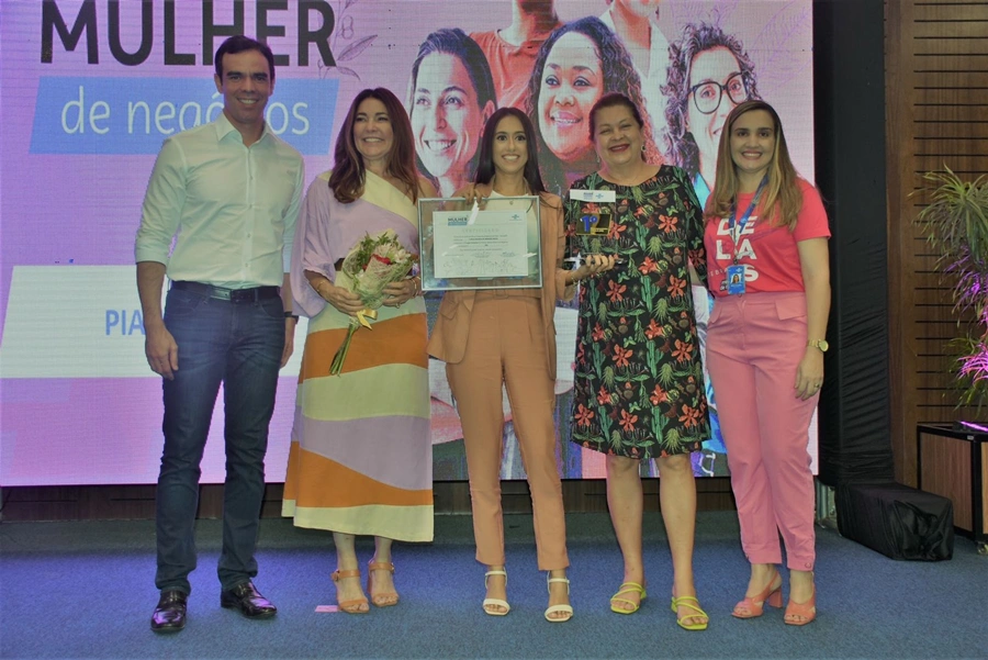 No centro da foto, a MEI Carla Naiana de Menezes Mota, durante solenidade da etapa estadual da premiação.