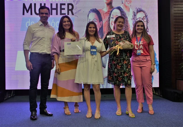No centro da foto, a produtora rural Maria Francisca dos Santos, durante solenidade da etapa estadual da premiação.