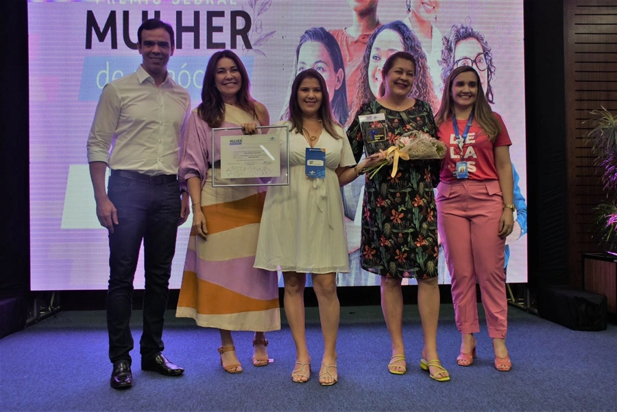No centro da foto, a produtora rural Maria Francisca dos Santos, durante solenidade da etapa estadual da premiação.