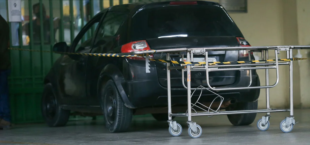 O carro onde a vítima foi encontrada morta