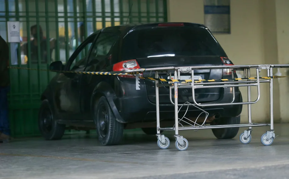 O carro onde a vítima foi encontrada morta