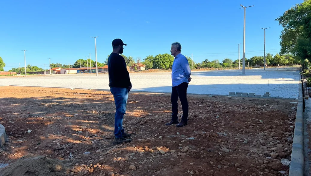 O gestor cobrou mais empenho da empresa responsável pela obra e também da equipe que na construção.