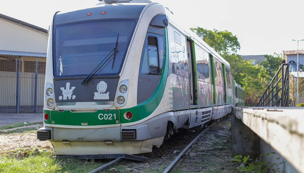 O metrô seguia para zona sudeste quando saiu dos trilhos