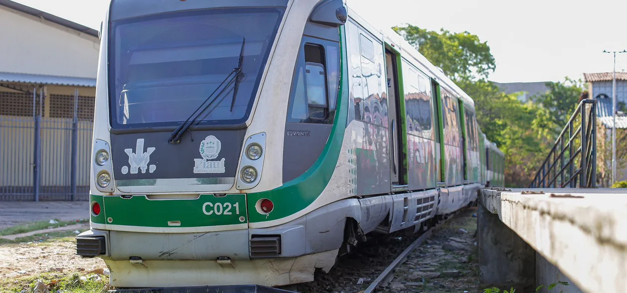 O metrô seguia para zona sudeste quando saiu dos trilhos