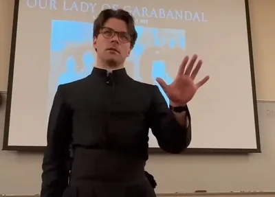 O padre Alex Crow foi expulso da Igreja após se casar com uma menina de 18 anos
