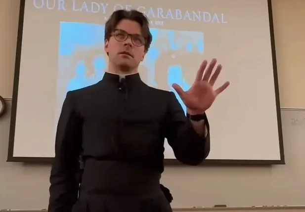 O padre Alex Crow foi expulso da Igreja após se casar com uma menina de 18 anos