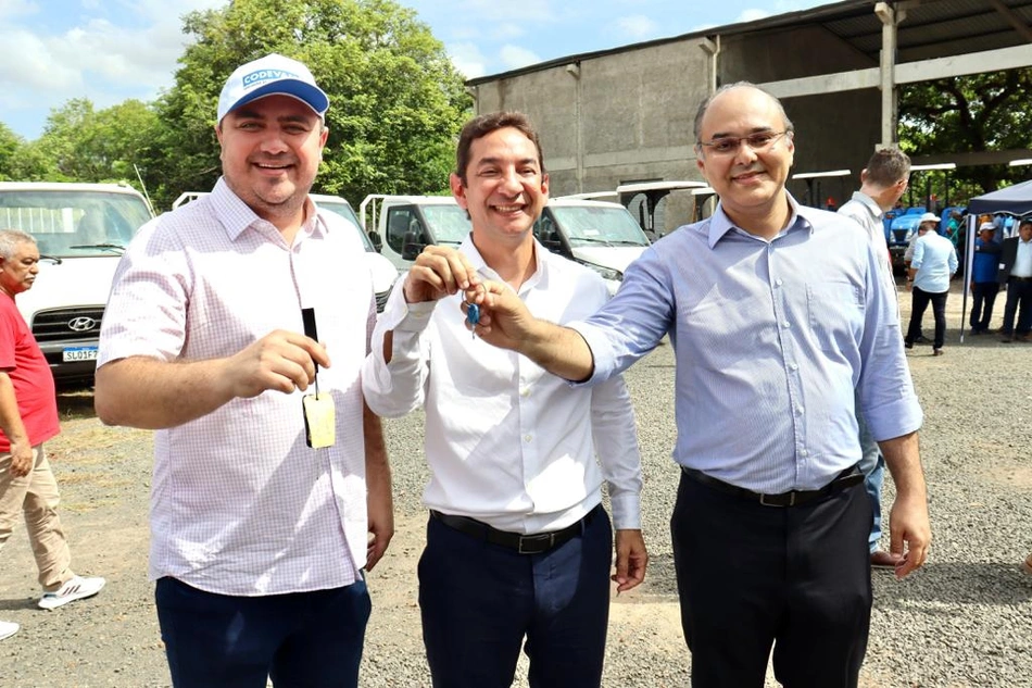 O prefeito recebeu os veículos em Teresina