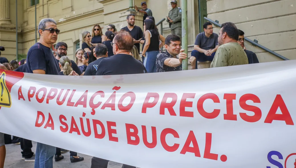 Os servidores se reuniram em frente à Prefeitura Municipal