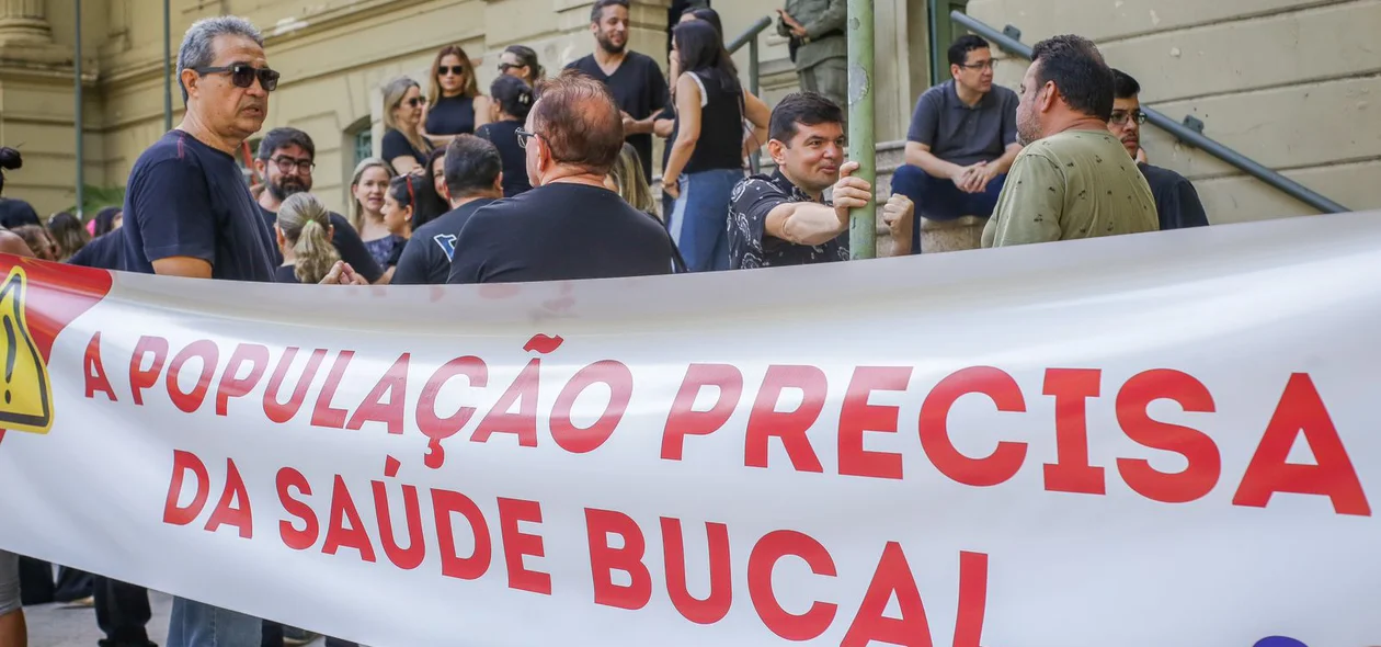 Os servidores se reuniram em frente à Prefeitura Municipal