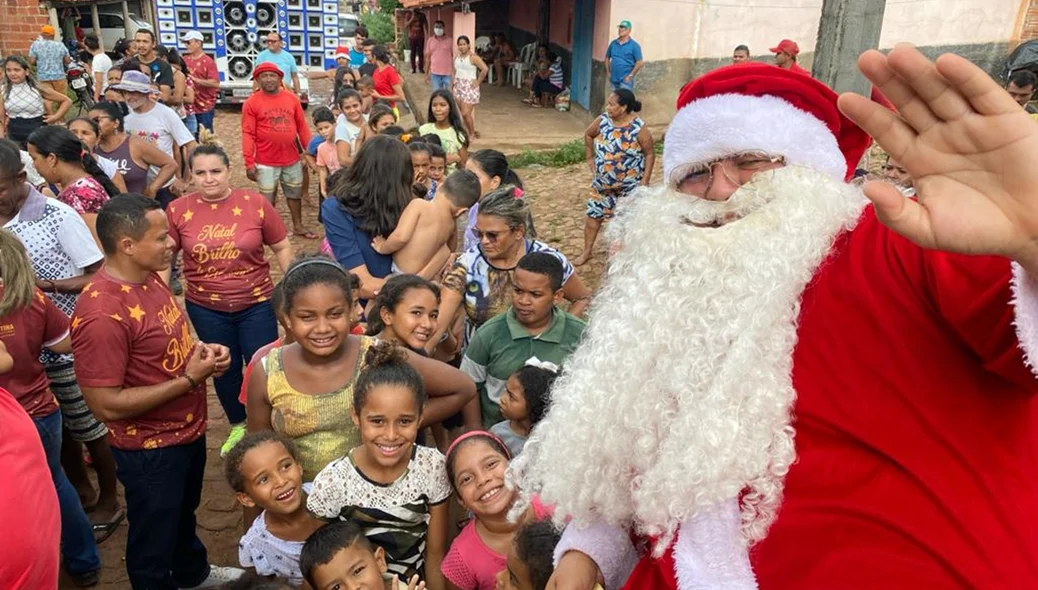 Papai Noel com as crianças de Esperantina