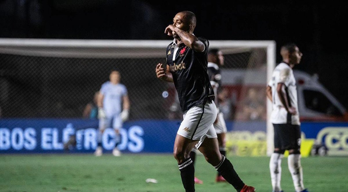 Paulo Henrique comemora gol em cima do Botafogo