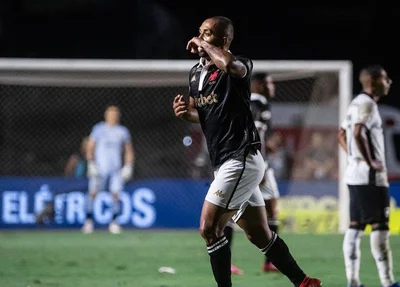 Paulo Henrique comemora gol em cima do Botafogo