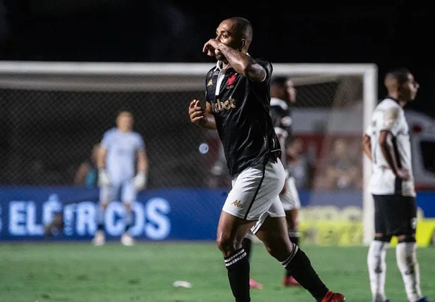Paulo Henrique comemora gol em cima do Botafogo