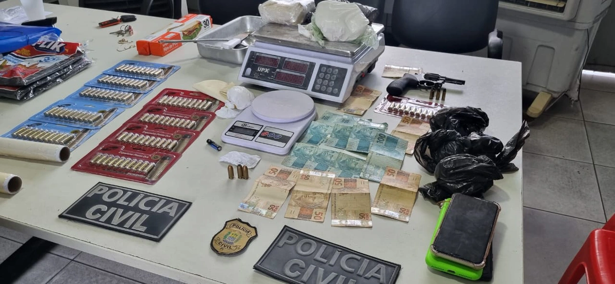 Polícia Civil do Piauí apreendeu drogas, um revólver calibre 32, balanças de precisão, munições, além de dinheiro em espécie