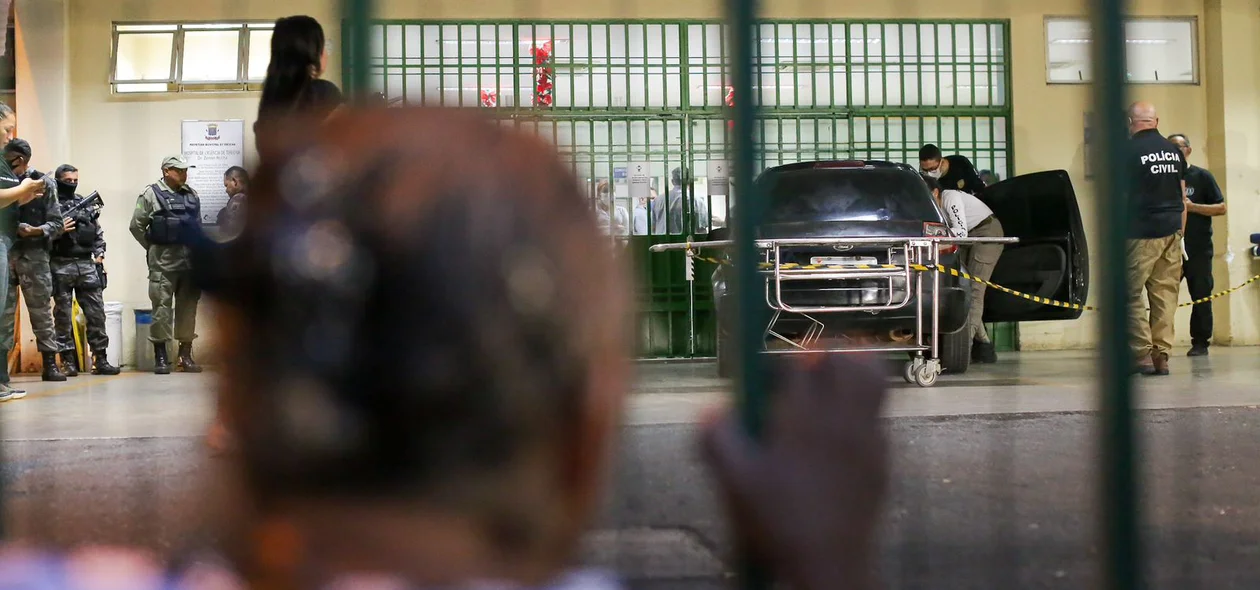Polícia Civil realizando perícia no veículo