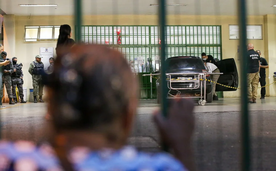 Polícia Civil realizando perícia no veículo