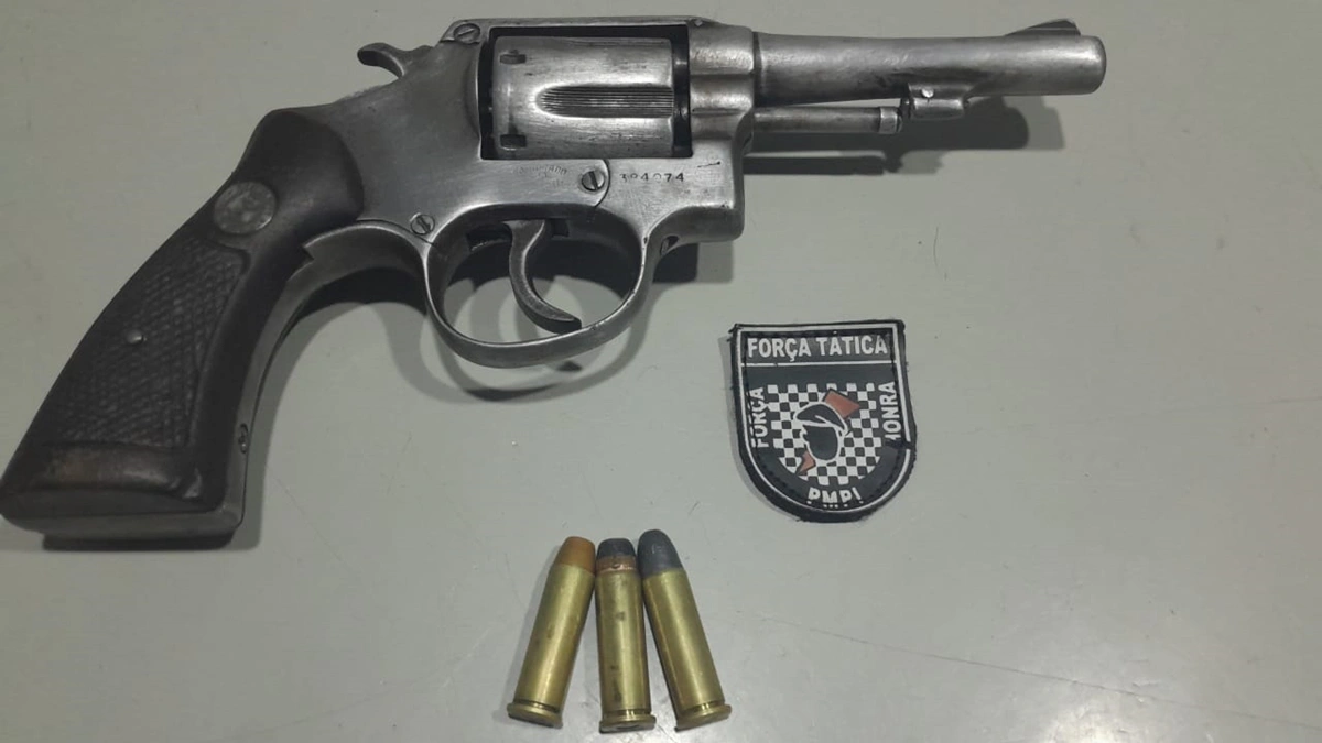 Polícia Militar apreendeu um revólver calibre .38, três munições, além de uma motocicleta