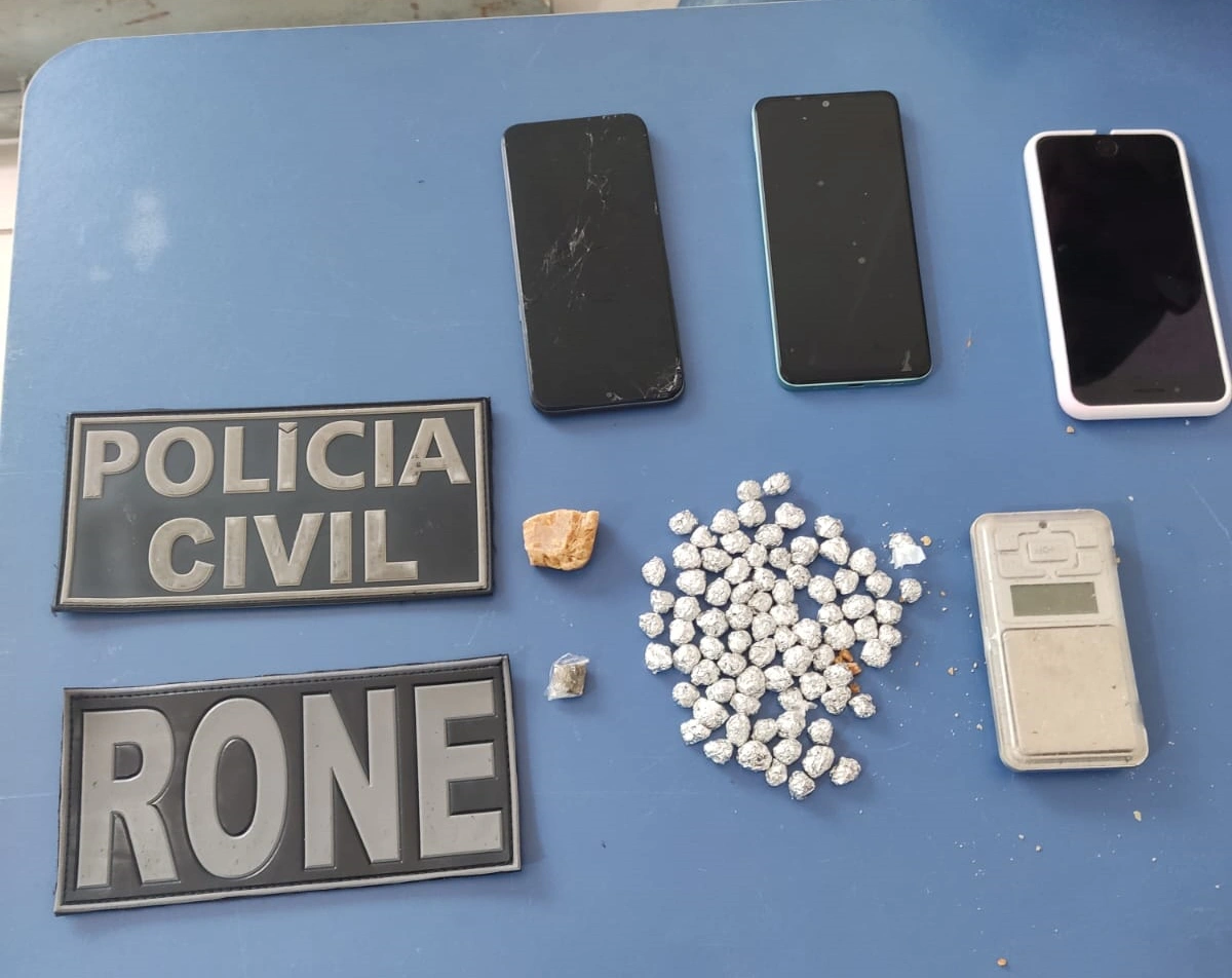 Policiais apreenderam 81 invólucros de crack