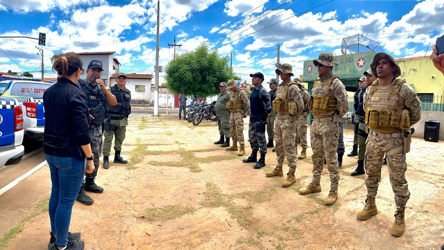 Policiais de Esperantina e região, estiveram presentes na entrega