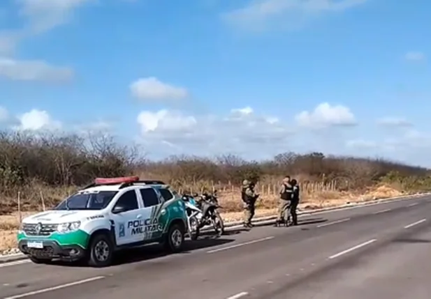 Policiais do 27º BPM no local do acidente, em Parnaíba