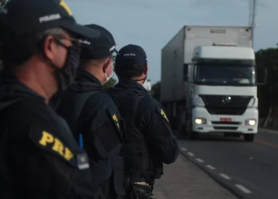 Policiais durante a Operação Finados 2023