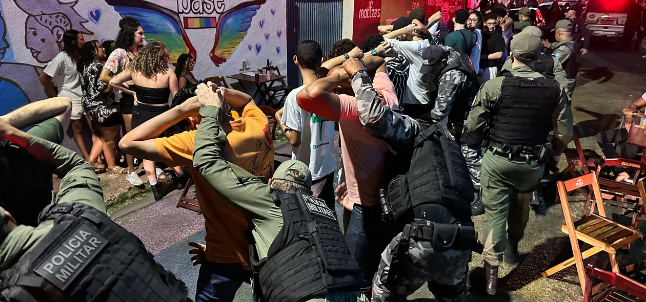 Policiais durante a operação