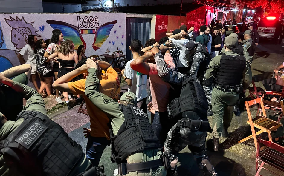 Policiais durante a operação