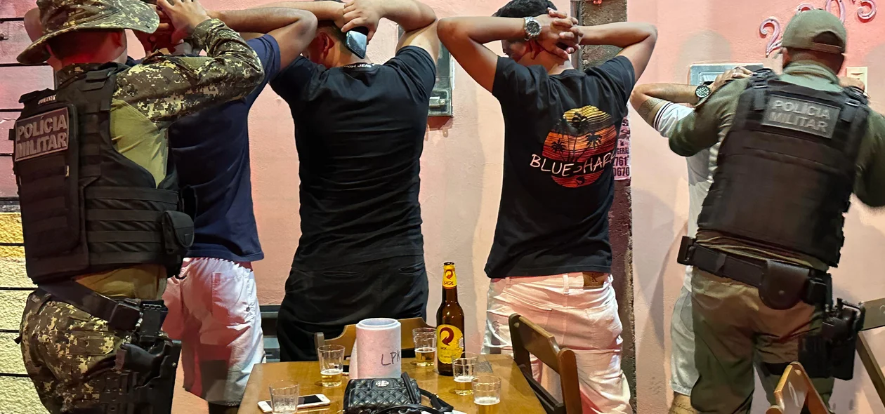 Policiais fazendo a revista