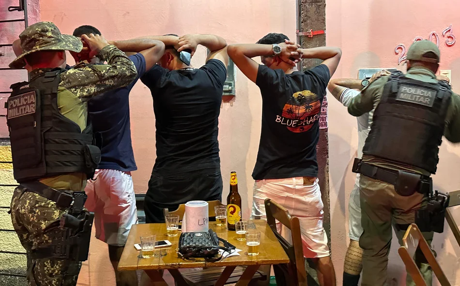Policiais fazendo a revista