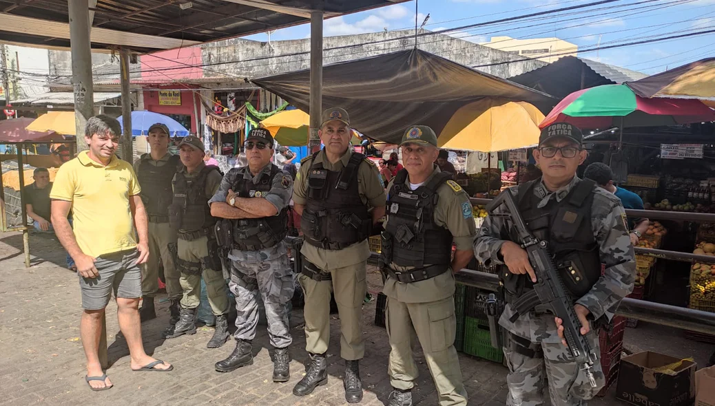 Policiais na parada de ônibus da Praça da Bandeira