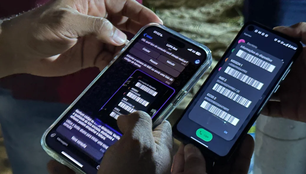 Policiais verificam celular durante Operação