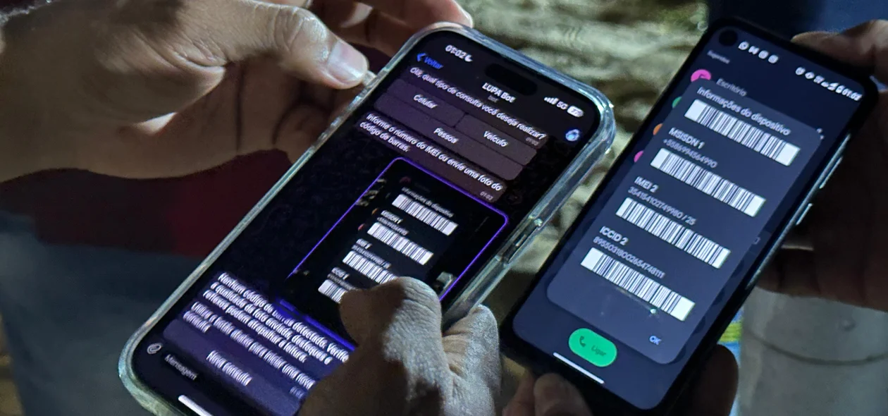 Policiais verificam celular durante Operação
