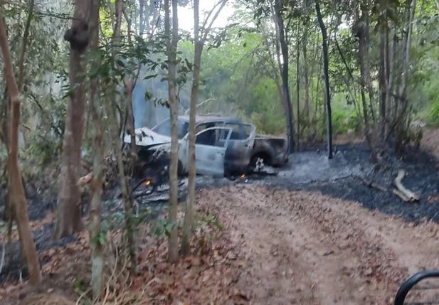 Policial militar ficou dentro do veículo em chamas