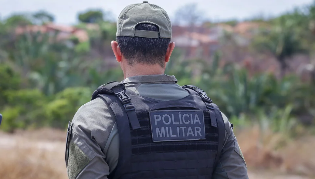 Policial militar no local