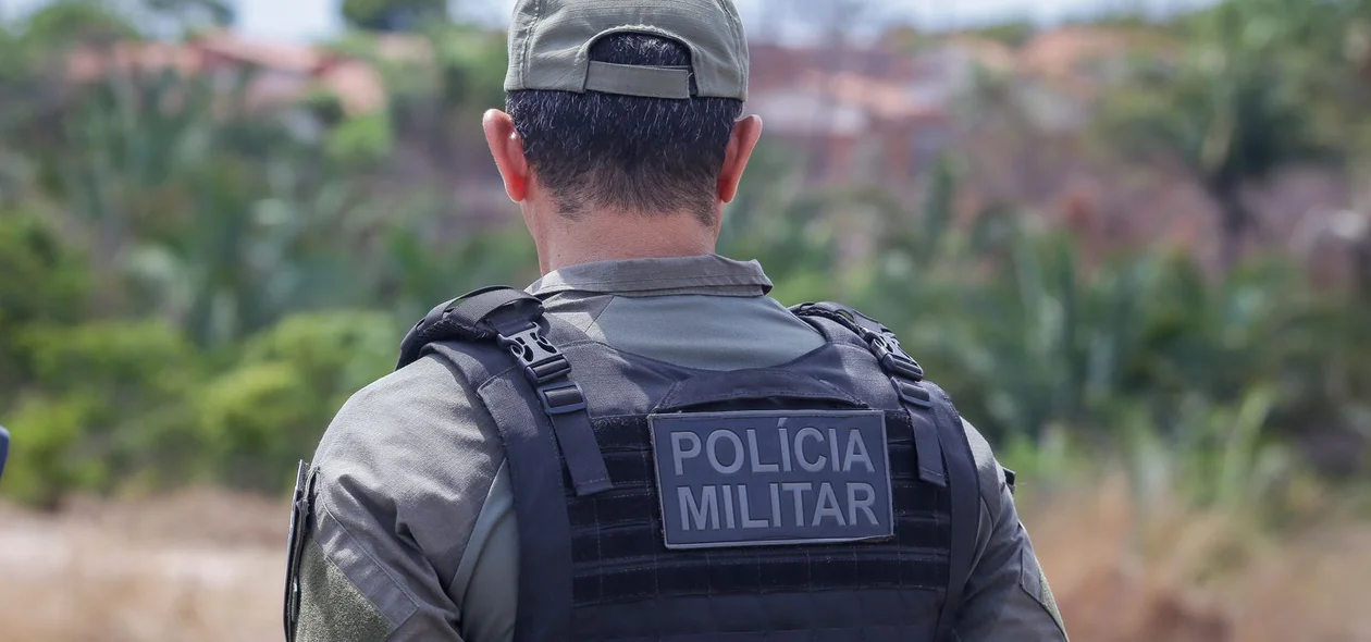 Policial militar no local