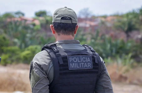 Policial militar no local