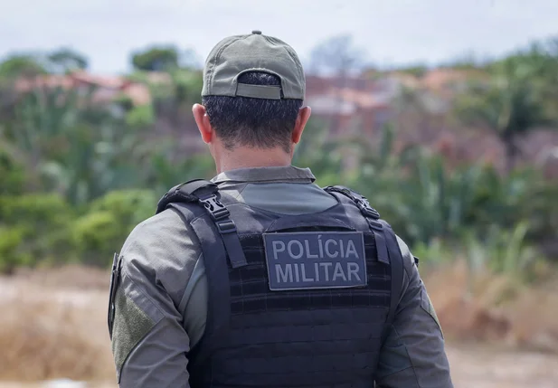 Policial militar no local