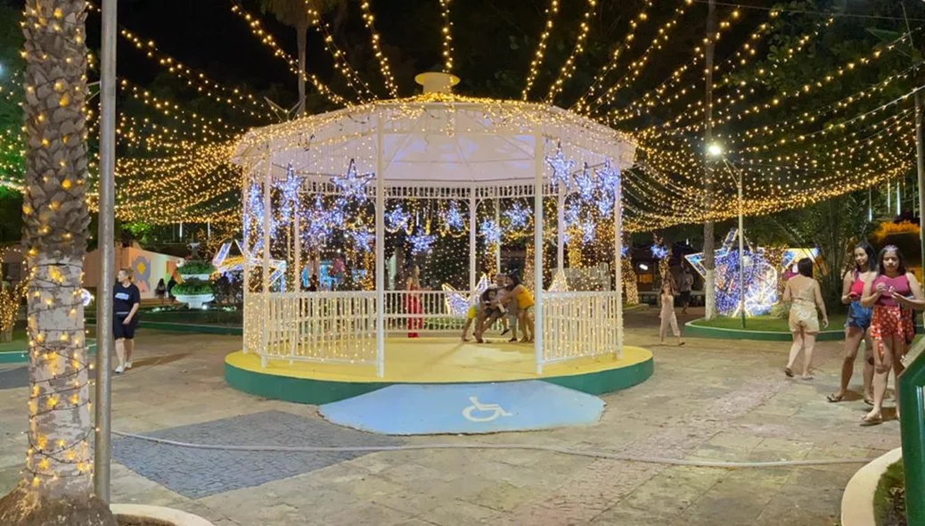 População aproveitando a decoração natalina
