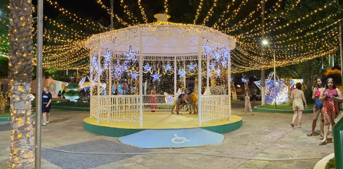 População aproveitando a decoração natalina