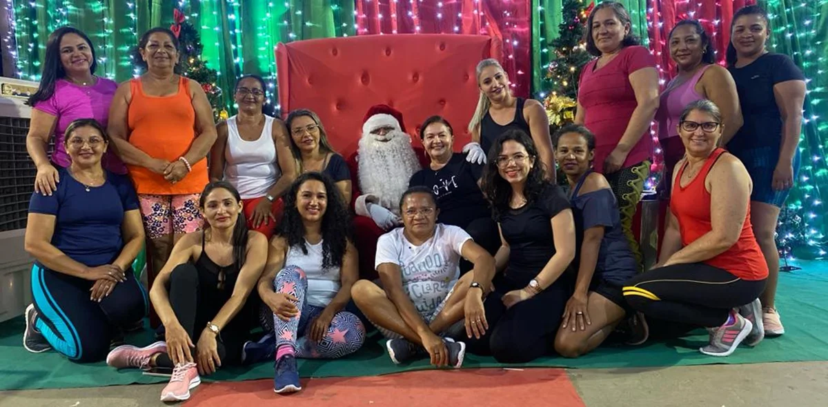 População recebendo o Papai Noel em Esperantina