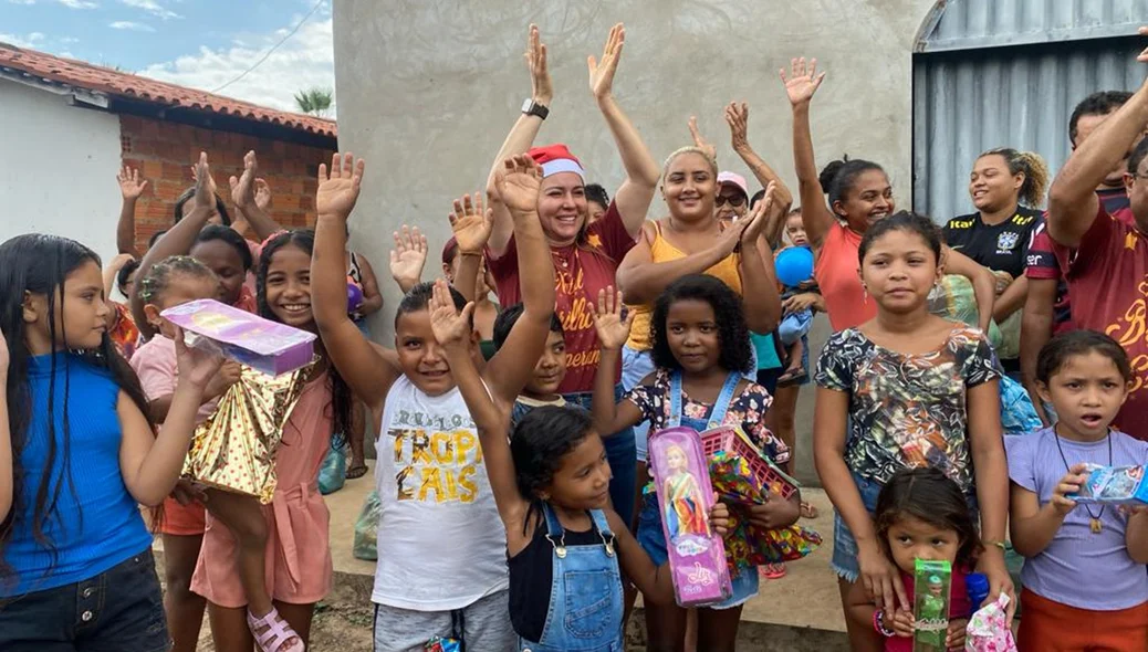 Prefeita de Esperantina, Ivanária Sampaio durante ação social pela cidade