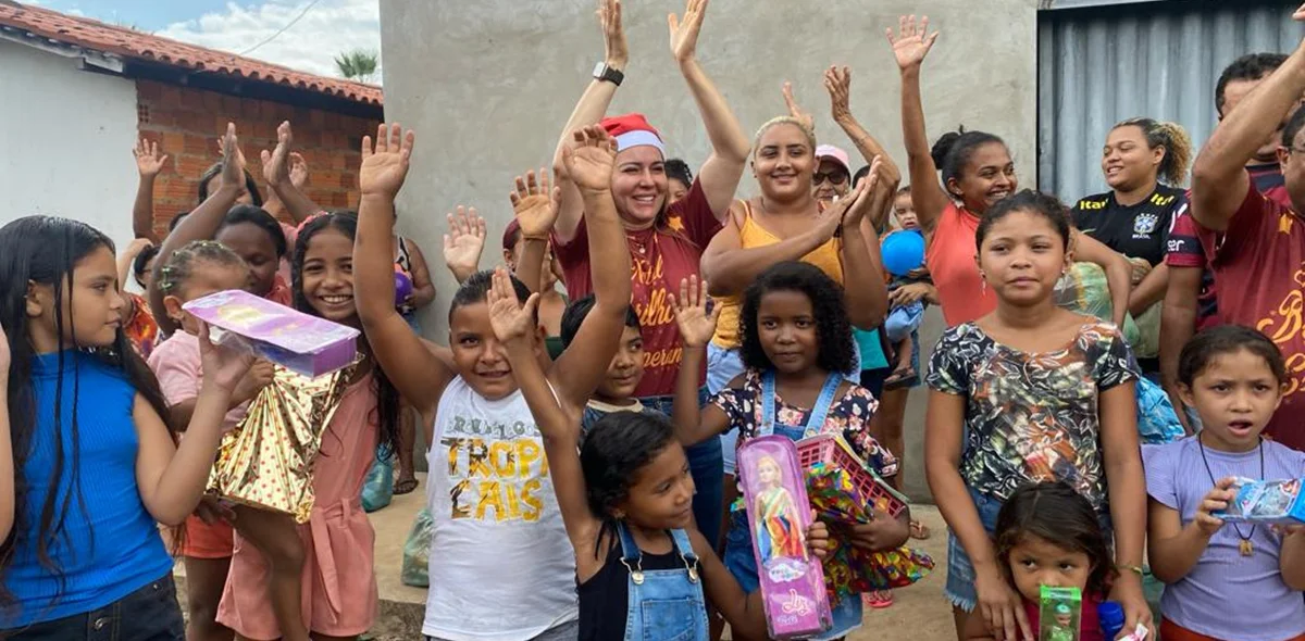 Prefeita de Esperantina, Ivanária Sampaio durante ação social pela cidade