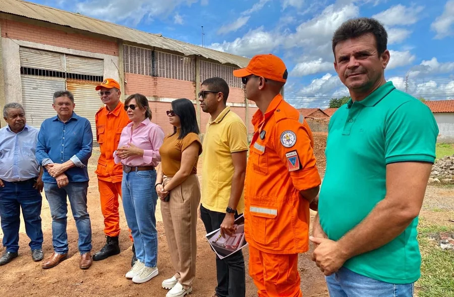 Prefeita de Esperantina, Ivanária Sampaio, esteve presente no local da construção