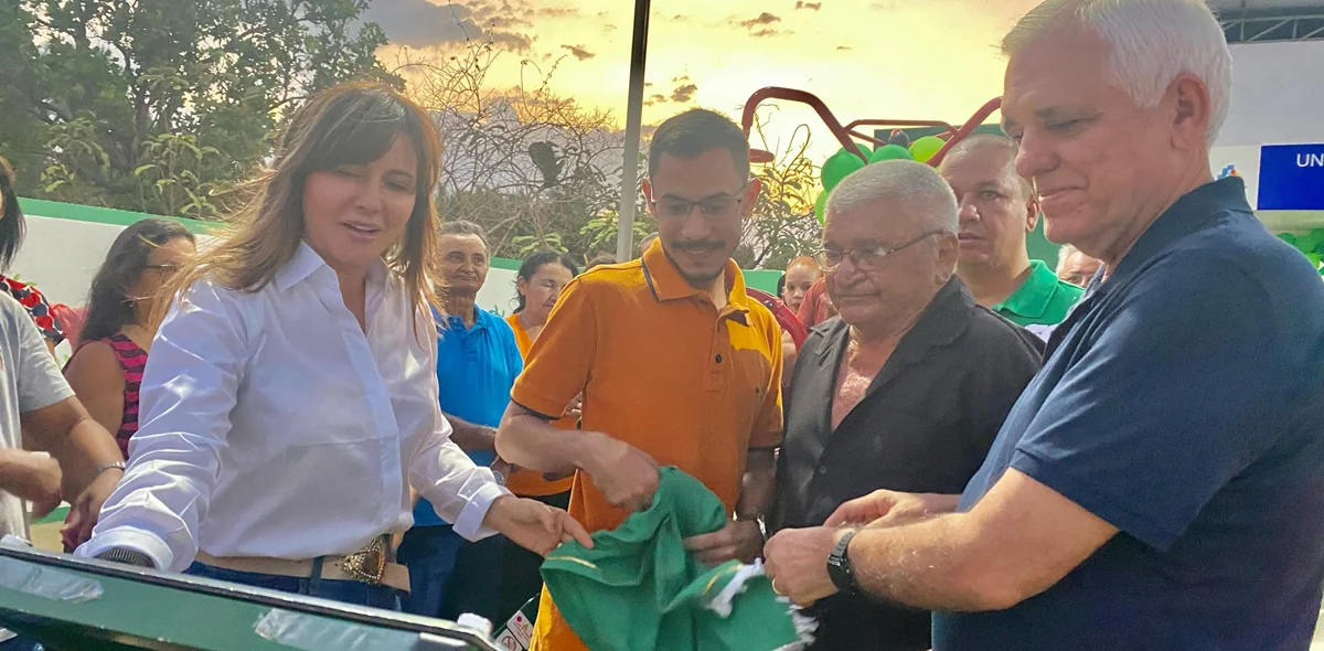 Prefeita de Esperantina, Ivanária Sampaio no momento da inauguração