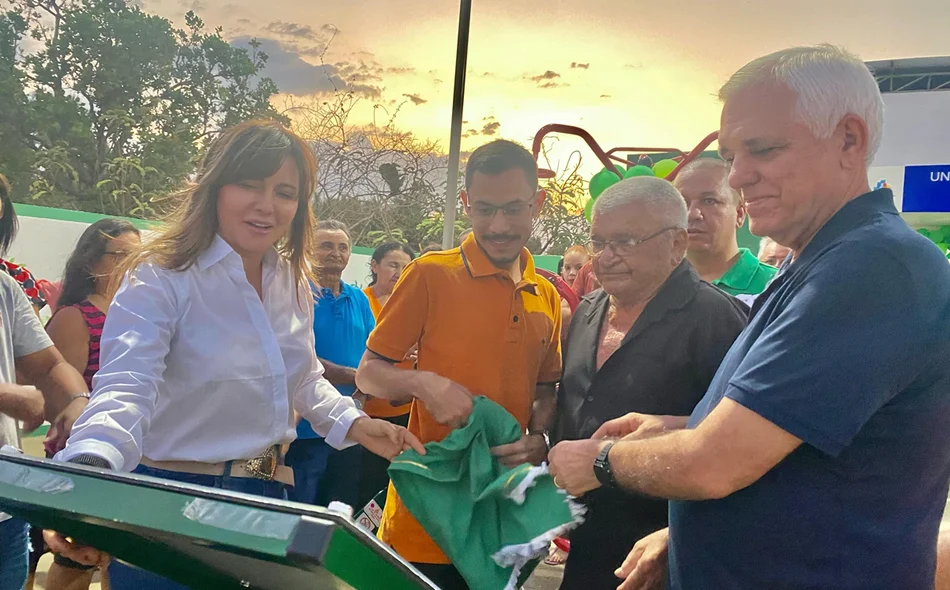 Prefeita de Esperantina, Ivanária Sampaio no momento da inauguração