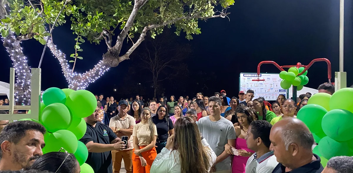 Prefeita Ivanária Sampaio falando para a população durante a inauguração da academia pública