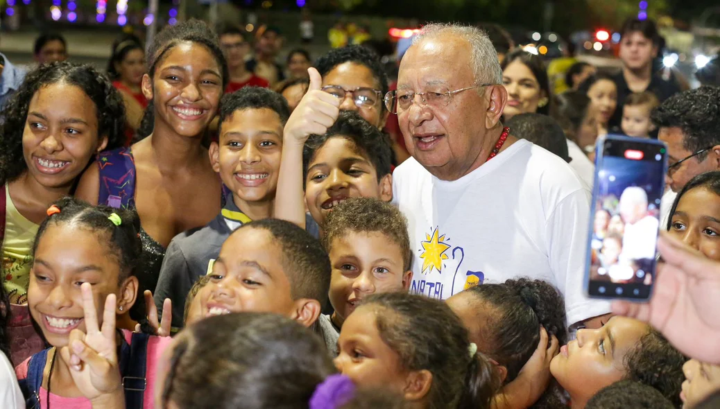 Prefeito Dr. Pessoa cercado por crianças